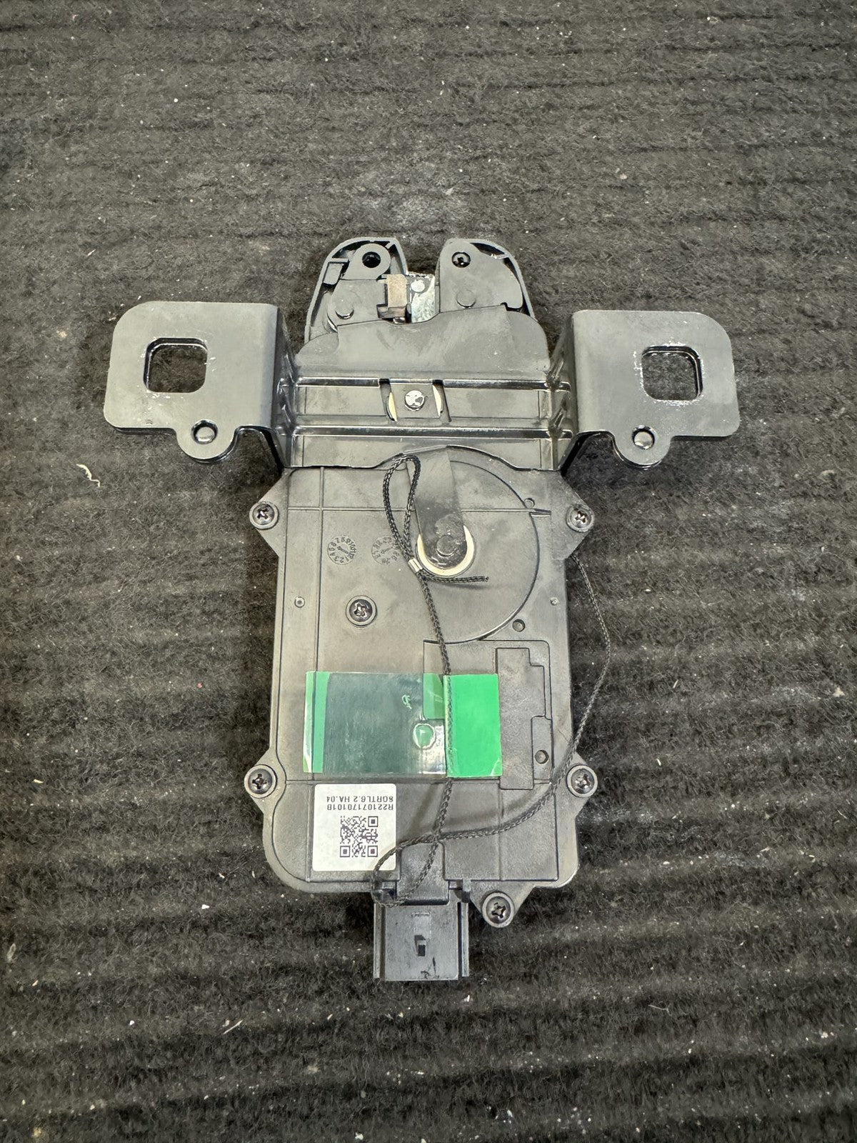 2022-2024 Rivian R1T Gear Tunnel Door Lock Latch OEM PT00016268-E - eBay image 4