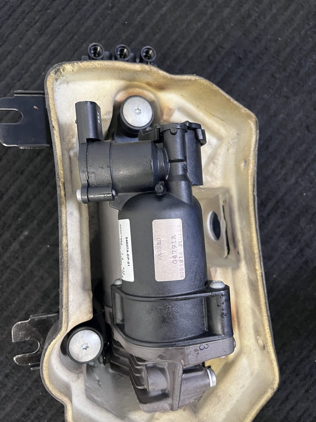 2022-2024 Rivian R1T R1S Air Suspension Pump Valve Block Used OEM PT00003024-L - eBay image 11