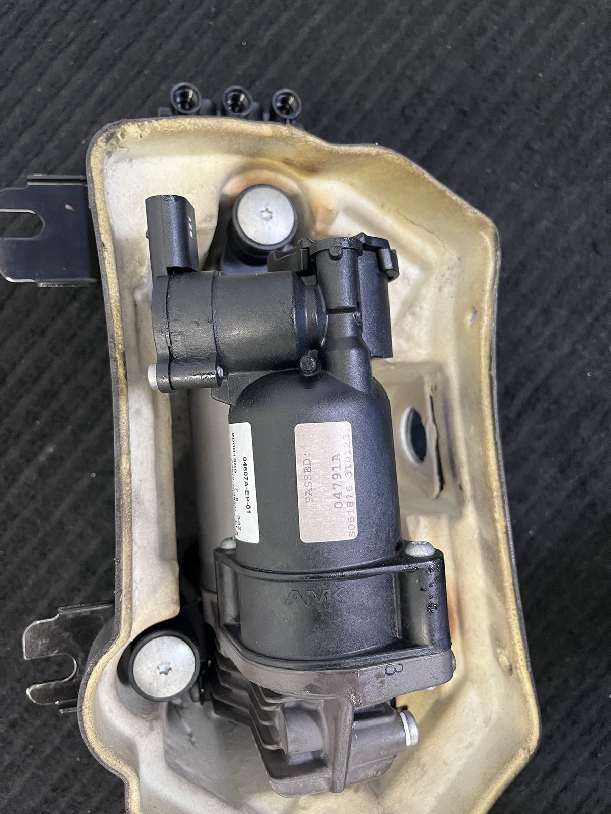 2022-2024 Rivian R1T R1S Air Suspension Pump Valve Block Used OEM PT00003024-L - eBay image 11
