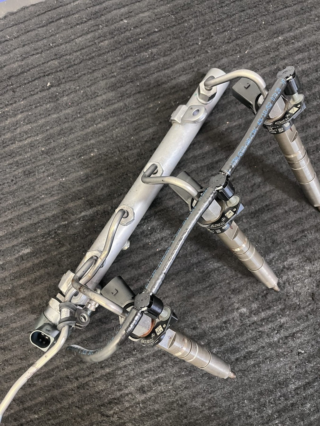 2010-2022 Mercedes-Benz Sprinter OM642 Left Fuel Rail 3 Injectors OEM A6420702795 - eBay image 13