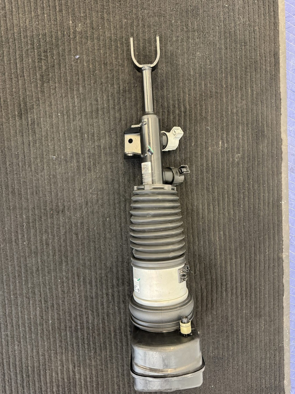 2023-2025 BMW 740i G70 Front Right Air Suspension Strut OEM 37106892586 - eBay image 1