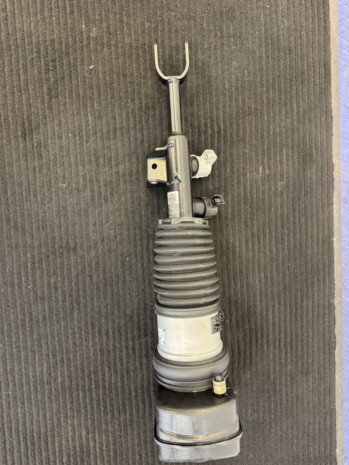 2023-2025 BMW 740i G70 Front Right Air Suspension Strut OEM 37106892586 - eBay image 1