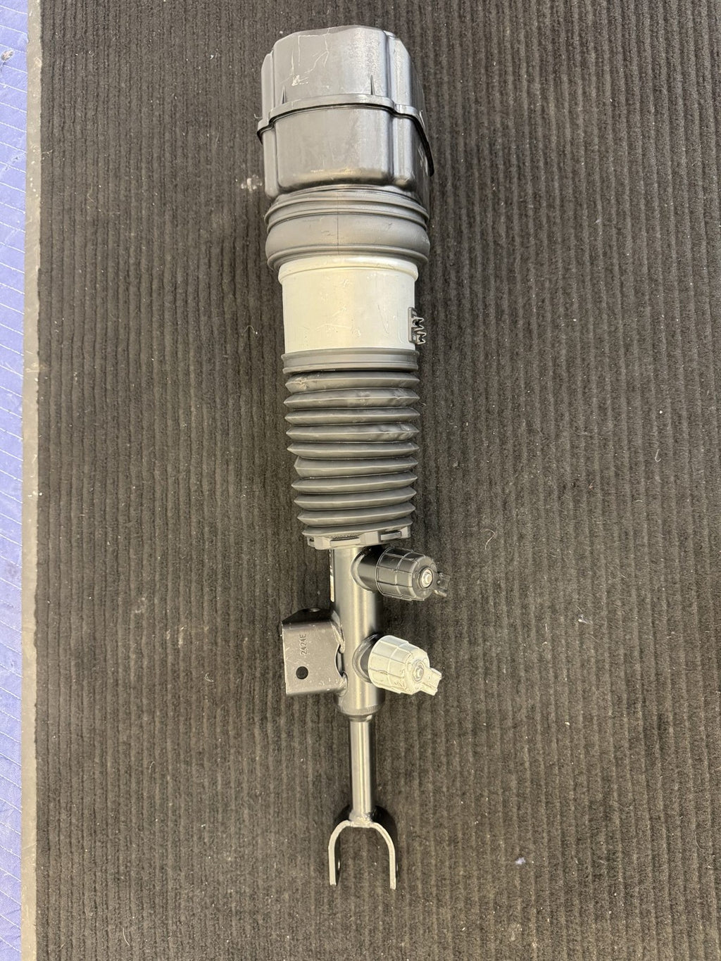 2023-2025 BMW 740i G70 Front Right Air Suspension Strut OEM 37106892586 - eBay image 8