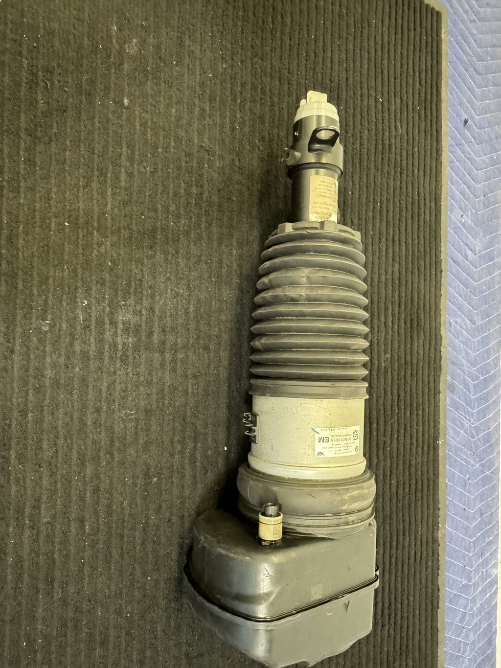 2023-2025 BMW 760i 750e xDrive G70 Front Left Air Strut OEM 37106892591 - eBay image 8