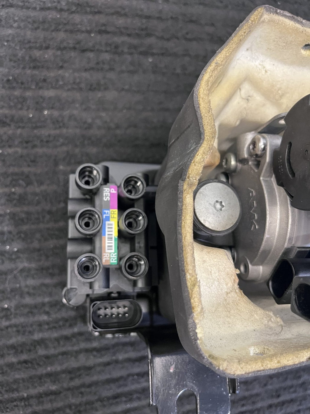 2022-2024 Rivian R1T R1S Air Suspension Pump Valve Block Used OEM PT00003024-L - eBay image 2