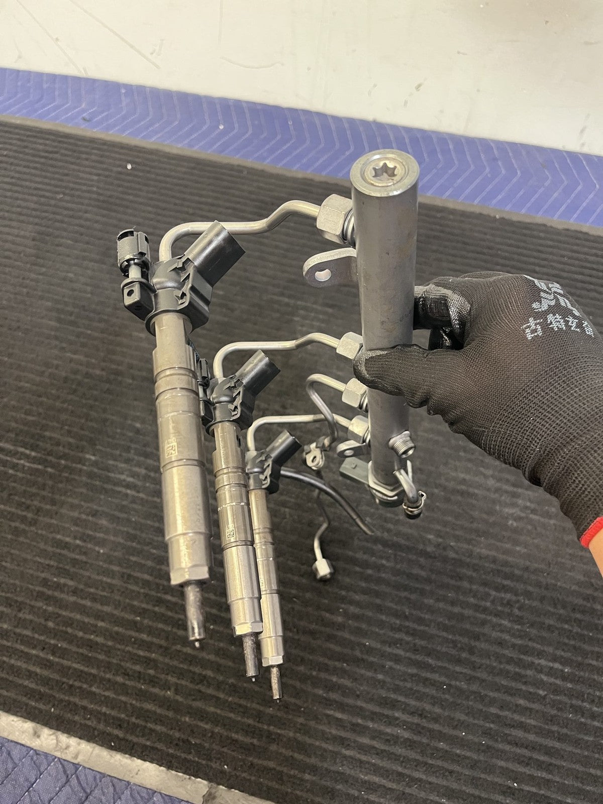 2010-2022 Mercedes-Benz Sprinter OM642 Left Fuel Rail 3 Injectors OEM A6420702795 - eBay image 10