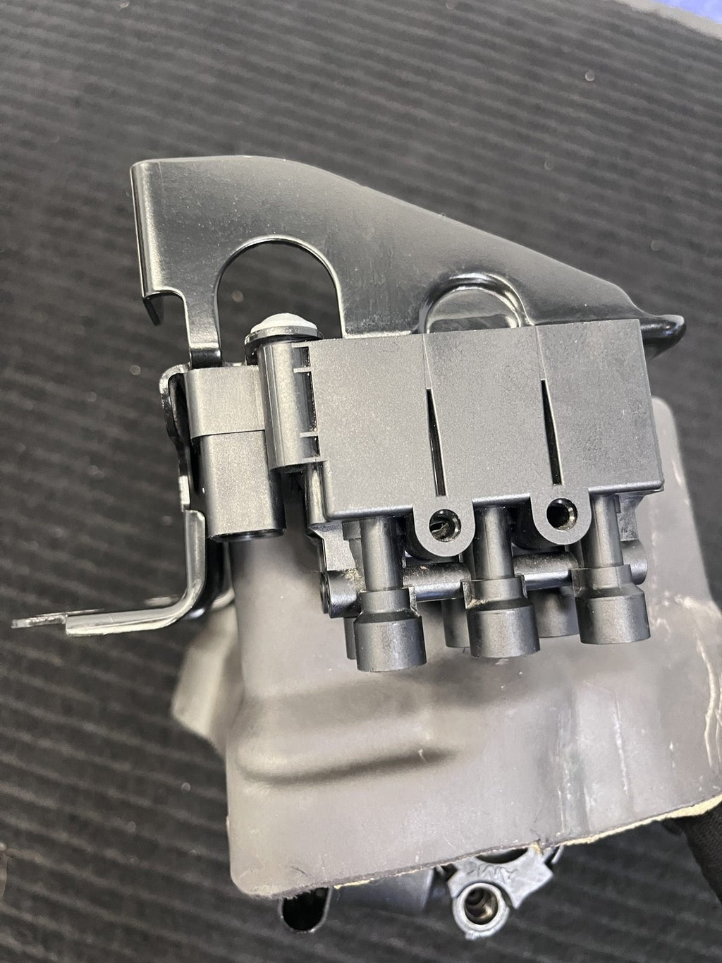 2022-2024 Rivian R1T R1S Air Suspension Pump Valve Block Used OEM PT00003024-L - eBay image 10